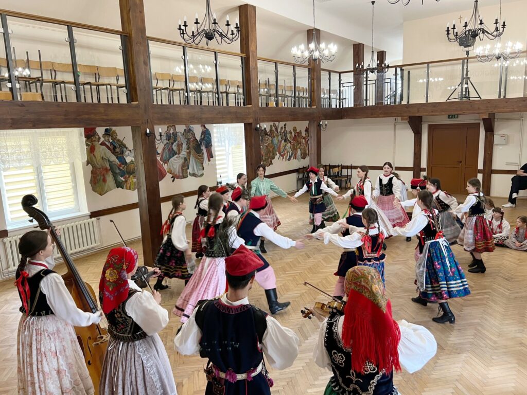 Zespół Pieśni i Tańca Siedlecanie - taniec w budynku